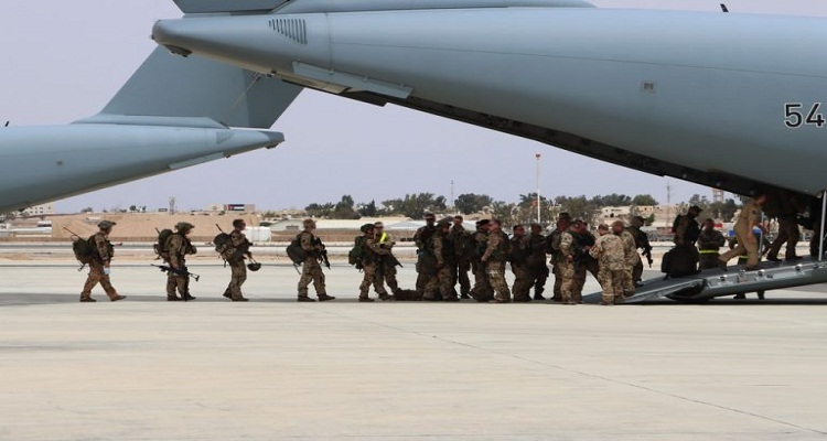 جنود ألمان يستقلون طائرة نقل من طراز A400M في الأردن