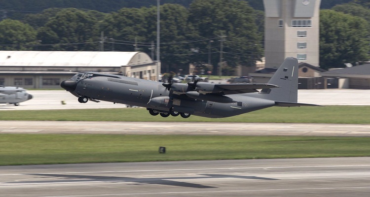 طائرة C-130J-30 تقلع في الولايات المتحدة الأمريكية