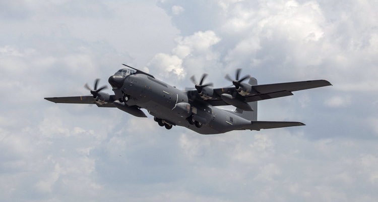 على ارتفاع إبحار يبلغ 8230 مترًا  يمكن للطائرة C-130J-30 أن تحمل حمولة تصل إلى 21 طنًا