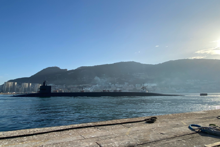 الغواصة النووية الاستراتيجية يو إس إس رود آيلاند في ميناء جبل طارق