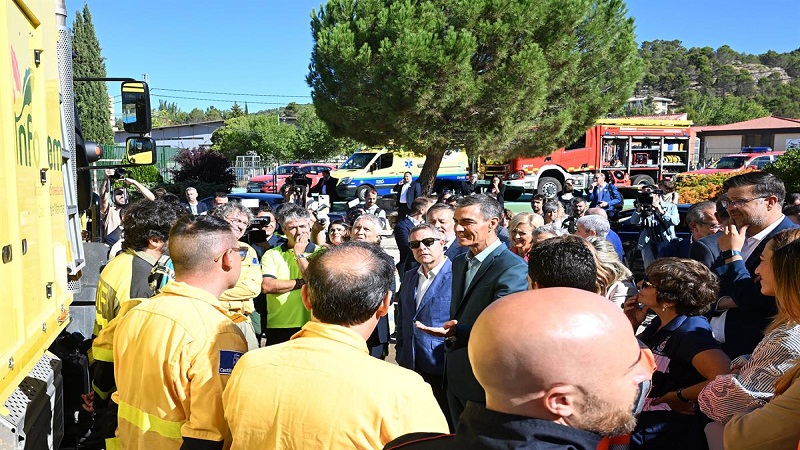 بيدرو سانشيز يتحدث مع موظفي الحماية المدنية