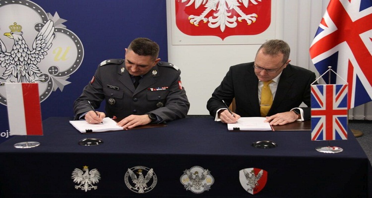 تم توقيع عقد شراء نظام الدفاع الجوي CAMM في 28 أبريل من قبل  رئيس وكالة الدفاع البولندية  والمدير الإداري لشركة MBDA UK