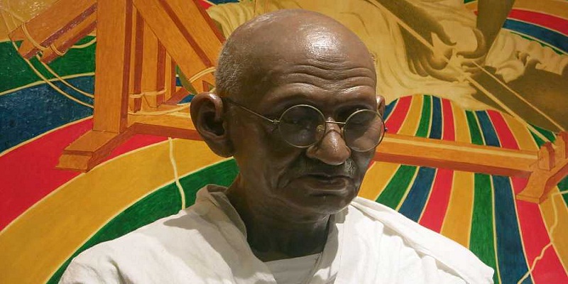 تمثال للمهاتما غاندي معروض في متحف غاندي سمريتي في نيودلهي. EFE - Noemi Jabois