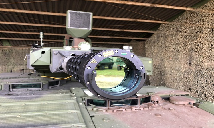 جهاز إرسال الليزر AGDUS الموجود في مقدمة ماسورة سلاح بوما الرئيسي