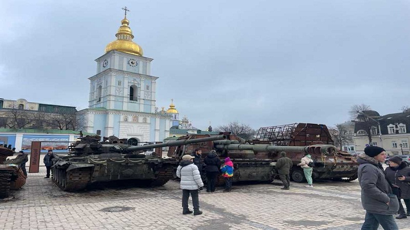دبابات في ساحة القديس ميخائيل في كييف