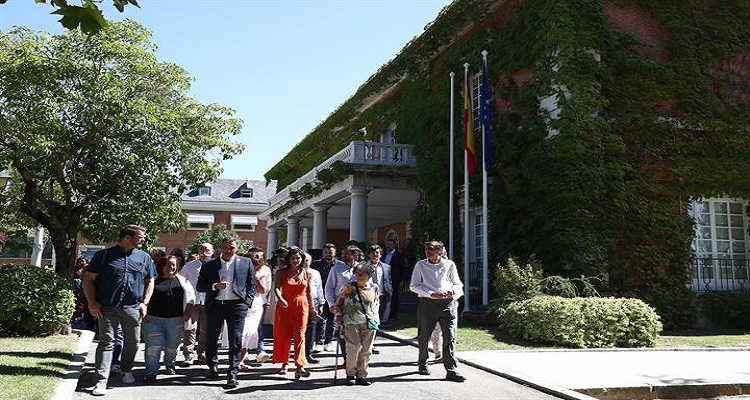 رئيس الحكومة يسير في حدائق لا مونكلوا مع المواطنين الذين شاركوا في حفل افتتاح الدورة السياسية