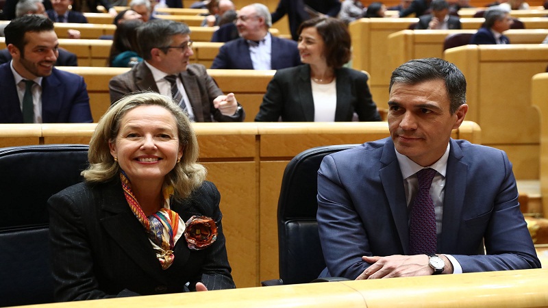 رئيس الحكومة - بيدرو سانشيز  والنائبة الأولى لرئيس الحكومة -نادية كالفينو  في مجلس الشيوخ