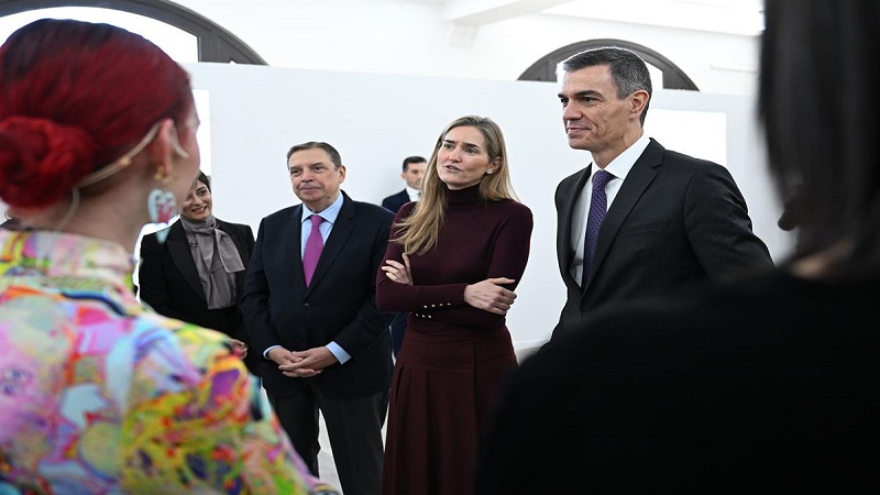 رئيس الوزراء برفقة نائبة الرئيس سارة آغيسن والوزير بلاناس