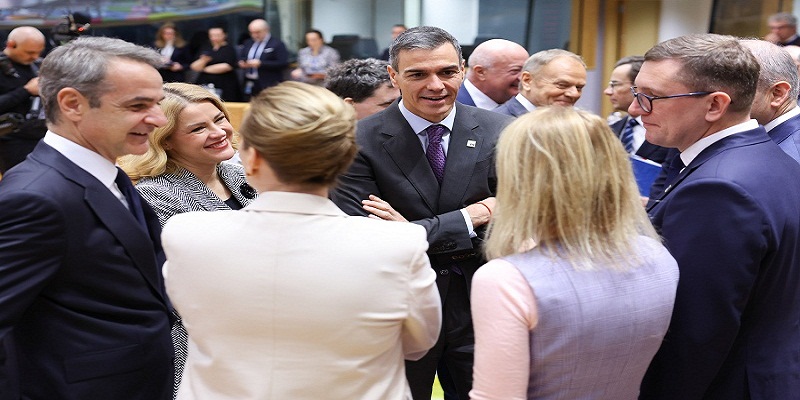 رئيس الوزراء بيدرو سانشيز يتحدث مع قادة أوروبيين خلال إحدى جلسات عمل المجلس