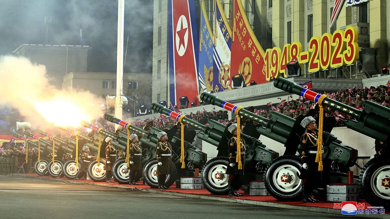 على إثرها دخلت إلى الساحة الأسلحة والأعتدة الرئيسية للجيش الشعبي الكوري مظهرة التقدمية والعصرية والجبروت لقدرة الدفاع الوطني