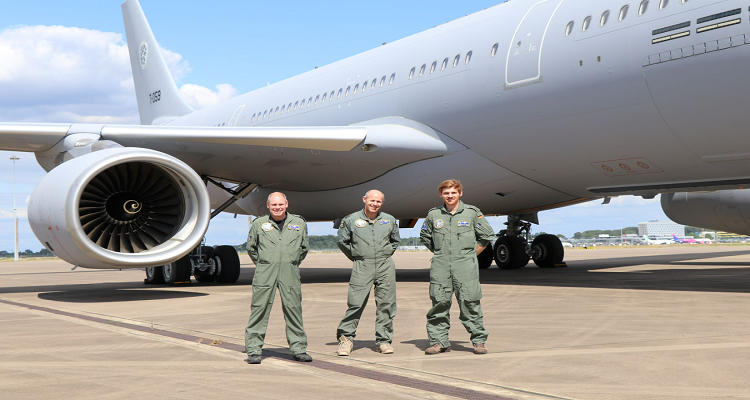 قائد MMU والطيارون بعد رحلة العبارة السادسة من طراز A330 MRTT