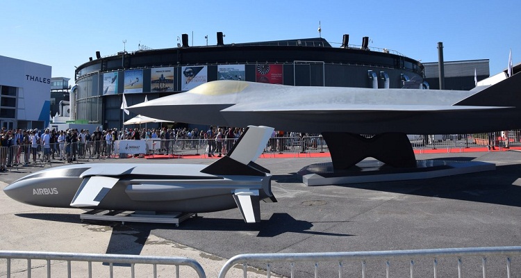نموذج بالحجم الطبيعي لمقاتل الجيل القادم وناقل بعيد في معرض باريس الجوي