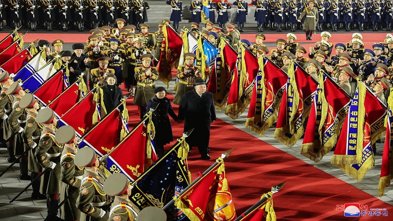 وجرت مراسيم دخول الأعلام العسكرية لتشكيلات الجيش الشعبي الكوري من مختلف المستويات.
