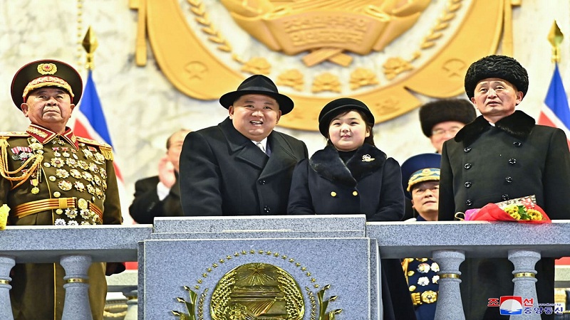 وسط تردد ألحان الترحيب ظهر القائد المحترم كيم جونغ وون في منصة الرئاسة للساحة.