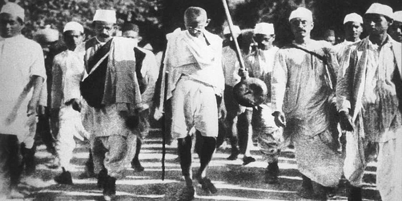 Mohandas Gandhi ، خلال مسيرة السلام عام 1930. GTRES - Courtesy Everett Collection